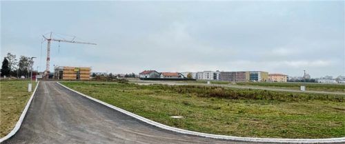 Statt städtische Grundstücke im Baulandmodell für Einfamilienhäuser zu vergeben – wie hier an der Harthauser Straße – soll die Stadt Mühldorf dort künftig selbst bauen und so für günstigen Wohnraum sorgen.Foto Latta