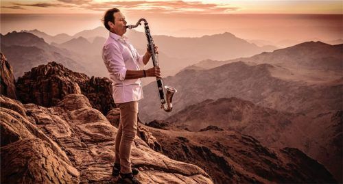 Faszinierendes Spiel auf dem Katharinenberg im Sinai: Fotos von der beeindruckenden musikalischen Gipfelreise sind im Booklet „Mountain Melodies“ enthalten.Foto van der Voorden