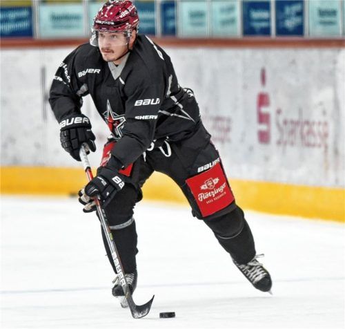 Feiert am heutigen Freitag in Regensburg sein Debüt im Starbulls-Trikot: Max Hofbauer hier bei einer Trainingseinheit auf dem Rosenheimer Eis. Foto Hans-Jürgen Ziegler