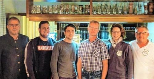 Ferdinand Kaltner (links) und Günther Mittermeier nahmen die Vereinsmeister in ihre Mitte: (Von links) Simon Langreiter, Stefan Harrer, Sepp und Bettina Schönhuber.Foto fill