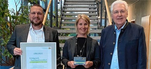 Freuen sich über die Auszeichnung: (von links) Junior-Geschäftsführer Andreas Duschl, Michaela Erben, Leiterin der Personalabteilung bei Duschl Ingenieure, und Senior-Geschäftsführer Gerhard Duschl. Foto  Trautmann