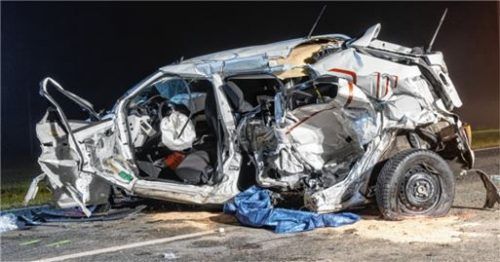 Für die Fahrerin dieses Suzuki kam jede Hilfe zu spät. Sie erlag ihren schweren Verletzungen noch an der Unfallstelle. Foto Lamminger