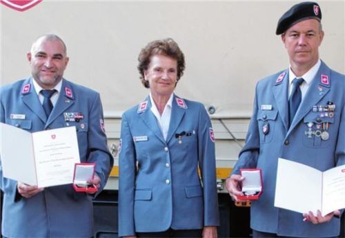 Für ihre Verdienste bei den Maltesern erhielten Andreas Lukas (rechts) und Jürgen Henfling eine Plakette aus den Händen von Stephanie Freifrau von Freyberg. Foto Raab/Malteser