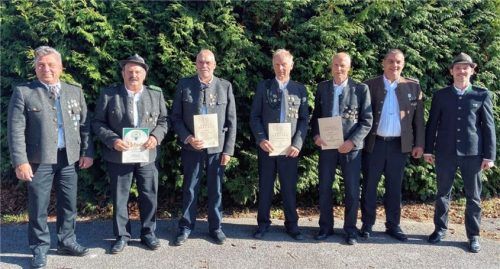 Für ihre Vereinstreue ehrte (von links) Schützenmeister Stefan Langl die Mitglieder Michael Schweiger, Josef Plank, Georg Hundhammer und Georg Rott mit Gauschützenmeister Bernhard Bremer und Zweitem Schützenmeister Michael Feuchter.Foto re