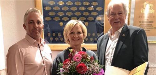 Für kleine und große Sportler: Heidi Wullinger wird von den Vorsitzenden (von links) Stefan Niederthanner und Siegfried Zacher für ihren Einsatz geehrt.Foto Steffenhagen