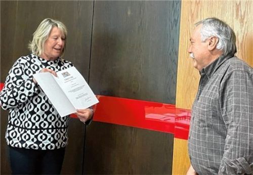 Für seinen Einsatz zum Wohl der Gemeinde überreicht Bürgermeisterin Regina Braun (links) die Auszeichnung an ihren Stellvertreter Konrad Aicher.Foto Kirchner