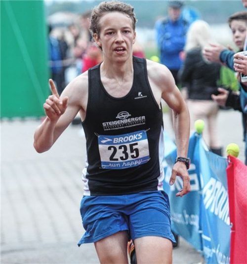 Gabriel Wimmer vom Lauffeuer Chiemgau holte den Gesamtsieg beim Marktlauf in Holzkirchen.Foto  Ludwig Stuffer