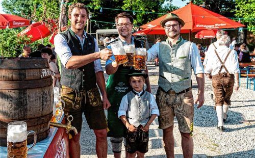Gelungene Open-Air-Saison: (von links) Tobias Wimmer, Bürgermeister Johannes Thusbaß und Sebastian Harster stoßen gut gelaunt im Spätherbst im Pruttinger Biergarten an. Foto Veranstalter