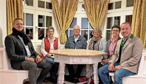 Gemeinsam für die Gemeinde: (von links) Bürgermeister Simon Frank und der Vorstand des Sachranger Verkehrsvereins mit Schriftführerin Regina Maurer-Fuchs, Vorsitzendem Benno Pertl, seiner Stellvertreterin Monika Franzke, Kassenfrau Katja Vordermayer und Herbert Reiter als Leiter der Tourist-Info Aschau.Foto H.Reiter