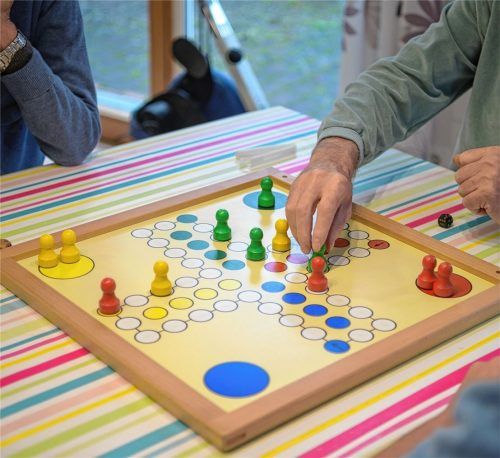 Gemeinsam, statt einsam: Der Besuchsdienst der Kolbermoorer Kirchen und der Nachbarschaftshilfe organisiert Treffen zwischen ehrenamtlichen Helfern und einsamen, alleinstehenden Senioren. Foto dpa