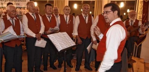Gemeinsamer Gesang vereint die Chormitglieder. Besondere Ehre gilt heuer Josef Meyer (hinten, Dritter von rechts). Der 86-Jährige ist seit 50 Jahren im Verein aktiv. Foto Ruprecht