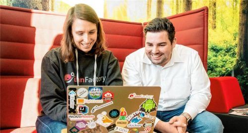 Geschäftsführer Tobias Jonas (rechts) und Projektmanagerin Antonia Erben von der „Innfactory“ arbeiten im Rosenheimer Gründernetzwerk „Stellwerk 18“ an ihrem Programm. Foto Stadler