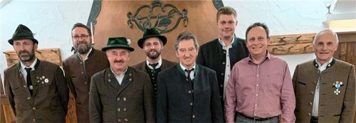 Gewählte Führungsriege: (von links) Fähnrich Peter Mayer, Kassier Stefan Mentzel, Zweiter Vorsitzender Hans Steinberger, Reservebetreuer Georg Wörndl, Erster Vorsitzender Hans Winkler, Schriftführer Christoph Malterer, Bürgermeister Daniel Mair und Beisitzer Matthias Prankl. Die weiteren Beisitzer Florian Wörndl und Josef Hollinger junior sind nicht im Bild.Foto Rehberg