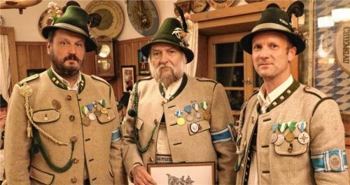 Große Ehre: Fähnrich und Zeugwart Korbinian Mayer (Mitte) bekommt die goldene Verdienstmedaille am weißblauen Band von Hauptmann Hubert Stein (rechts) und Oberleutnant Hans Rucker überreicht.Foto Rehberg