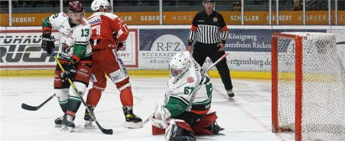 Großer Rückhalt für die Starbulls beim Sieg in Regensburg: Torhüter Christopher Kolarz, der mit einigen Glanzparaden weitere Treffer der Gastgeber verhinderte. Links der ebenfalls starke Steffen Tölzer. Fotos  Andreas Nickl