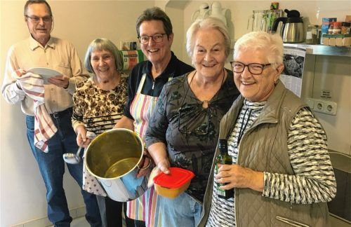 Gut geschmeckt hat es, der große Topf ist leer (von links): Werner Blaier, Marianne Schöffel, Dagmar Badura, Traudl Rackl und Helma Lauermeyer. Sie hatten sich alle schon auf das November-Treffen gefreut, das jetzt wegen steigender CoronaZahlen abgesagt wird.Foto Weinzierl