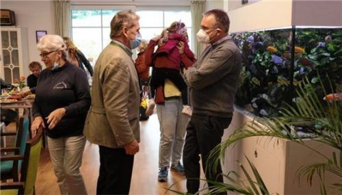 Gute Gespräche: Der Vorsitzende des Ökumenischen Sozialdienstes Priental (ÖSP), Lorenz Ablinger (links), im Gespräch mit Pfarrer Paul Janßen.