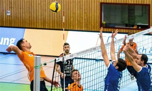 Hatte maßgeblichen Anteil am Satzgewinn, nachdem die Mühldorfer schon fast aussichtslos im zweiten Durchgang zurückgelegen waren: Mittelblocker David Fecko (links) wurde auch zum MVP gewählt.Foto Bartsch