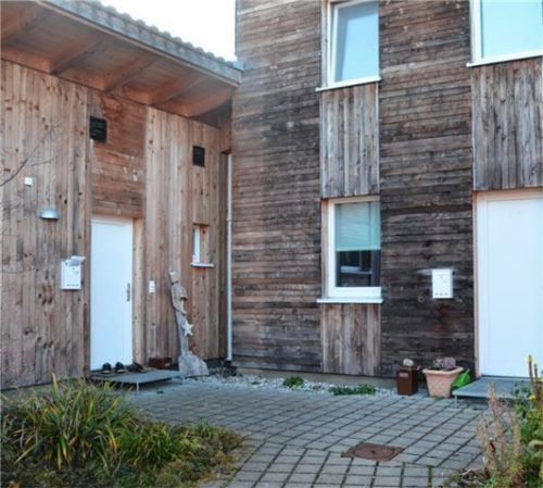 „Haus 2030“: Eine Siedlung aus zehn Holzhäusern, die Fritz flächensparend auf einer Anhöhe von Bad Endorf gebaut hat. Foto Koppetsch