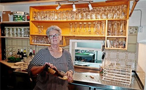 Hereinspaziert! Josefine Rettenberger freut sich auf ihre Gäste. Selbst die Rodelbahn will sie wieder herrichten. Foto Sönmez