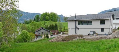Hier an der Nordostseite des Baugebietes Gschwall soll das Mehrfamilienhaus von der Gemeinde Inzell errichtet werden. Foto Wegscheider