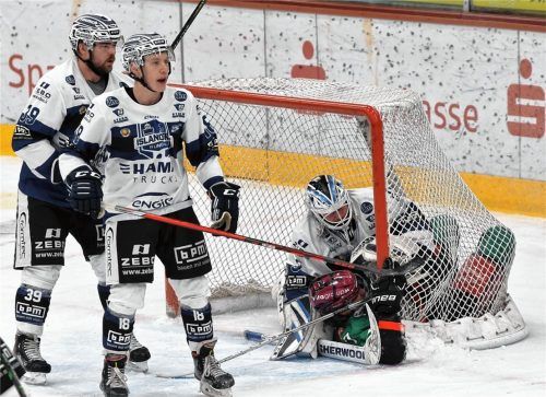 Hier lag nur der Starbulls-Angreifer – in diesem Fall Marc Schmidpeter – im Netz. Aber die Rosenheimer erzielten gegen Lindau dennoch fünf Treffer, die zum zweiten Sieg am Wochenende reichten.Foto Hans-Jürgen Ziegler