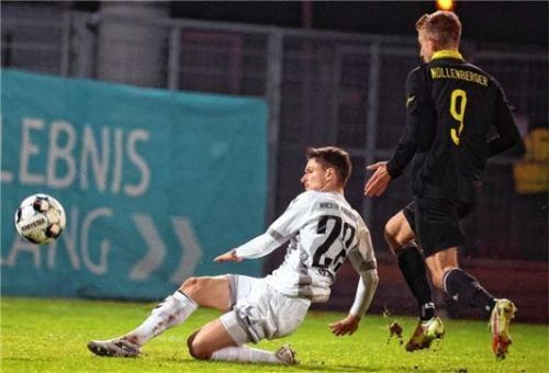 Hier rettet der Burghauser Scheidl noch vor dem späteren Siegtorschützen Nollenberger. Foto Butzhammer