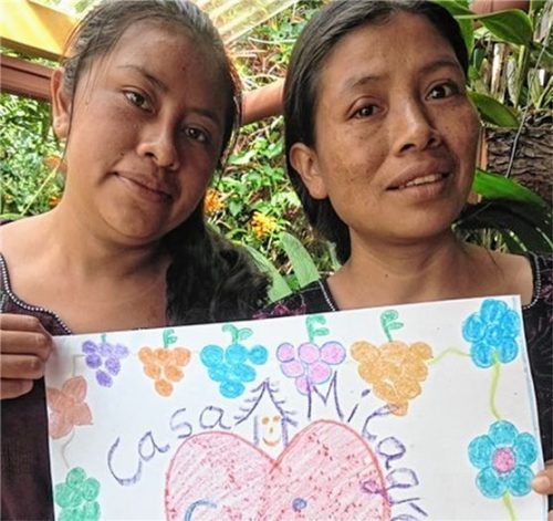 Hilfe für Kinder und Frauen in Guatemala: Ana Canel (links) und Estela Perez Martin freuen sich über die Spende.Foto re
