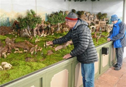 Hundert Figuren sind in der Landschaft von Toni Böck (links) und Sepp Horn zu bestaunen. Foto Hoffmann