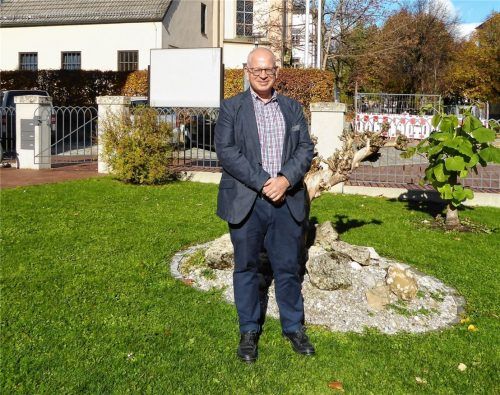 Im Bibelgarten der Stadtkirche Kolbermoor fühlt sich der neue Diakon Matthias Mitlöhner wohl. Foto Riediger