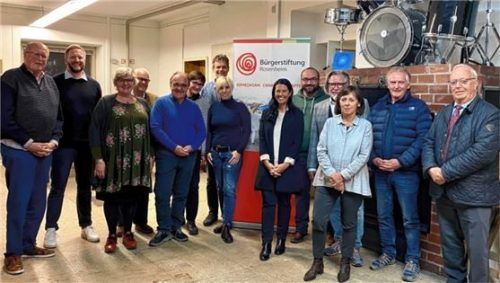 In der „Alten Druckerei“: (von links) Vorsitzender Joachim Doppstadt und Geschäftsführer Christian Hlatky (Erster und Zweiter von links) gemeinsam mit ihren Vorstandskollegen und den Mitgliedern des Stifterrats.Foto Bürgerstiftung