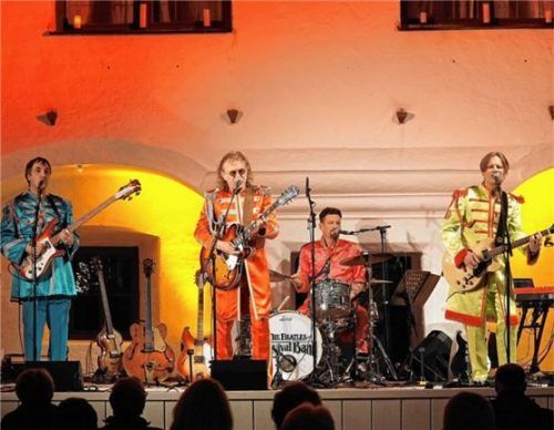 In farbenfrohen Kostümen: die Frankfurter Beatles-Coverband auf Schloss Amerang. Foto Pillatzki
