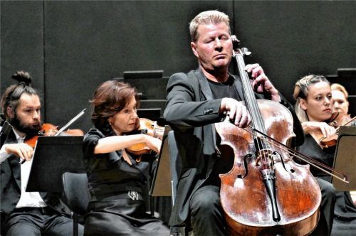 In seinem Spiel versunken: Der Cellist László Fenyö trat zusammen mit dem Croatian Radiotelevision Symphony Orchestra auf.Foto Janka