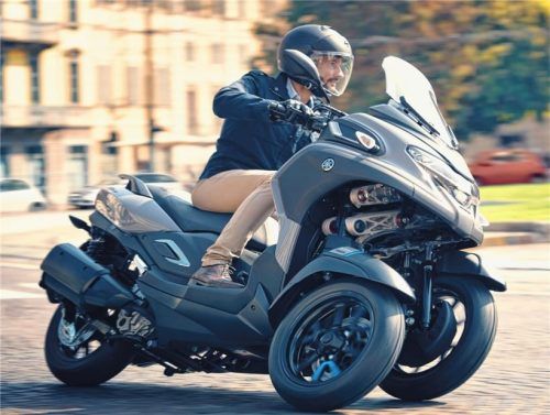 In vielen europäischen Städten gerne als Pendlerfahrzeug genutzt: Dreirad-Roller mit Neigetechnik sind in der Regel auch mit dem Pkw-Führerschein zu fahren. Foto Autoren-Union Mobilität/Yamaha