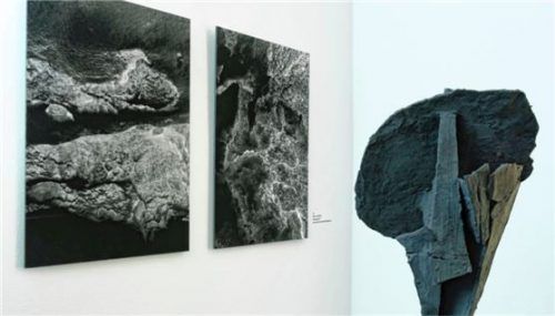 Insellandschaft und Meeresansicht (Fine Art Print Aludibond) und Schirmgestalt (Bronzeguss) von Milan Jack Mulzer. Foto Berger