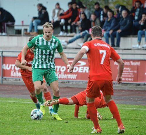 Janik Vieregg, hier umringt von drei Bruckmühler Spielern, erzielte den vierten Treffer für den Sportbund.Foto Franz Ruprecht