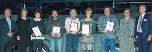 Jeder Jubilar erhielt eine Ehrenurkunde und Ehrennadel: (von links) Ernst Freiberger, Felicitas Freiberger-Weiß, Silke Hillemann-Gräfenstein aus Bad Rodach, Christian Kerschhagel aus Bad Wiessee, Monika Kielblock aus Bad Feilnbach, Petra Meyer aus Bad Camberg, Michael Kolkmann aus Bad Sassendorf, Beatrice Freiberger und Ulf Ludwig. Foto Medical Park/ Anita Berger