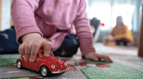 Jetzt spielen wieder alle in der Kita in Kolbermoor: Nachdem alle Kinder die Einrichtung wieder besuchen können, wurde festgestellt, dass das Sprachverhalten der Kinder gelitten hat. Diese Defizite sollen jetzt auch mit Hilfe einer zusätzlichen Fachkraft in halber Stelle aufgearbeitet werden. Dank der Fördermittel konnte diese Stelle jetzt realisiert werden. Foto dpa