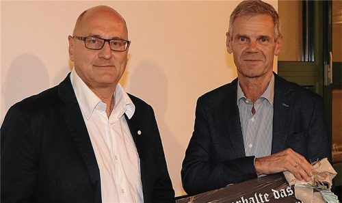 Josef Pflügl (links) wurde von seinem Stellvertreter Georg Stürzer für sein über zehnjähriges Wirken als Obermeister geehrt.Foto Wittenzellner