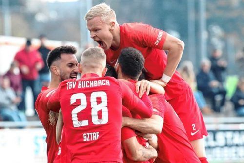 Beim TSV Buchbach darf auch mit dem verjüngten Team gejubelt werden.Foto Michael Buchholz