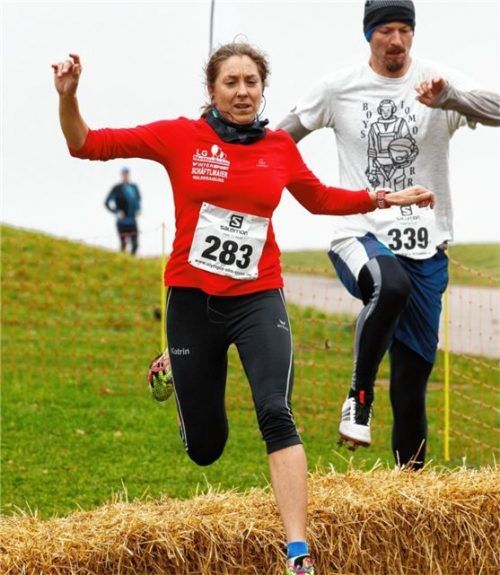 Katrin Esefeld vom LG Mettenheim und der Weidenbacher Robert Müller (rechts) im Cross-Hauptlauf im Münchner Olympiapark. Foto Ludwig Stuffer