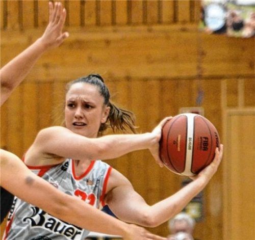 Kein Durchkommen für Sarah Mortensen und die Wasserburger Basketball-Damen. Foto Gabi Hörndl