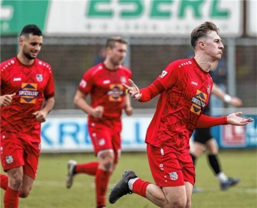 Kenan Smajlovic (rechts) feiert seinen Treffer zum 2:0, links Sammy Schwarz. Foto Hans Weitz