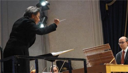 Kirchenmusikdirektor Matthias Roth spielte unter Leitung von Dirigentin Elke Burkert das Concerto für Orgel von Ferdinando Paër mit strahlend-virtuosem Orgelklang.