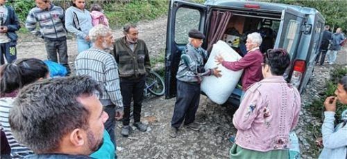 Kleidung und Matratzen: Vereinsmitglieder liefern unter Führung von Manfred Jäger (vorne) dringend benötigte Waren in der Ukraine ab. Foto Ammelburger
