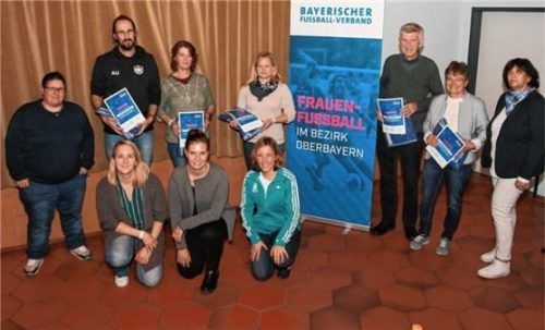 Kreisehrung: Manuela Riedleder, Alexander Urban, Theda Smith-Eberle, Christina Haberstumpf, Georg Müller, Maria Steinle, Conny Richter (hinten von links), Sandra Hofmann, Michaela Heinzlmeier, Birgit Schauer (vorne von links).