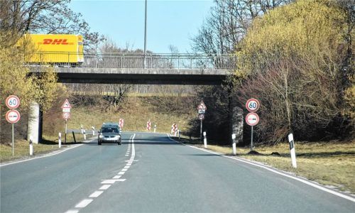 Kreisverkehr statt Haarnadelkurve: Von der Miesbacher Straße soll es nach den Plänen des Straßenbauamtes künftig halblinks in den Landkreisnorden gehen. Nur wer auf der Salzburger oder der Simsseestraße nach Westen oder Osten will, macht weiter die 180-Grad-Kurve. Foto Schlecker
