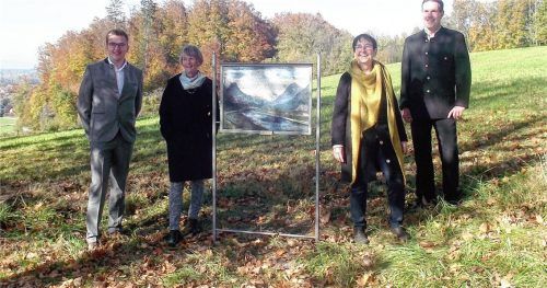 Kunst im Freien: Erster Bürgermeister Christoph Schneider, Christina zur Hörst, Siglinde Berndt und Michael Fichtner von der Gästeinfo präsentieren ein Werk von Wolf Reuther.Fotos  re