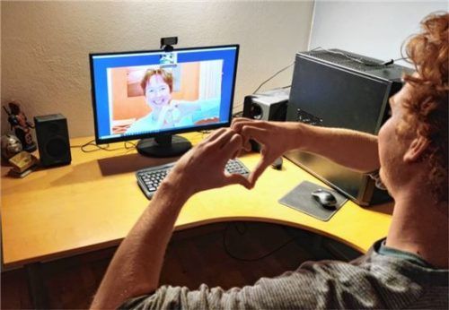 Lachtrainerin Inge Fechter verbreitet auch über den Bildschirm eine durchwegs positive Stimmung.Foto  Schmöller