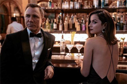Läuft aktuell in vielen Kinos: „James Bond 007 – Keine Zeit zu sterben“ mit Daniel Craig als James Bond und Ana de Armas als Paloma. Foto dpa/Universal Pictures/Nicola Dove